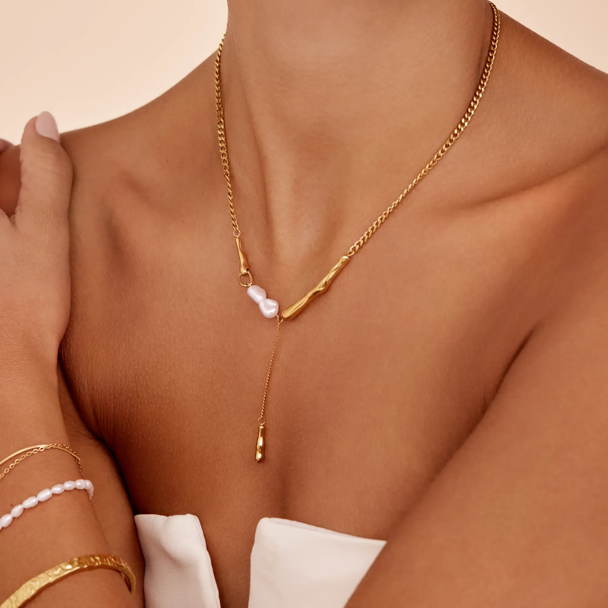 Elara Pearl Bar Necklace - Image 4