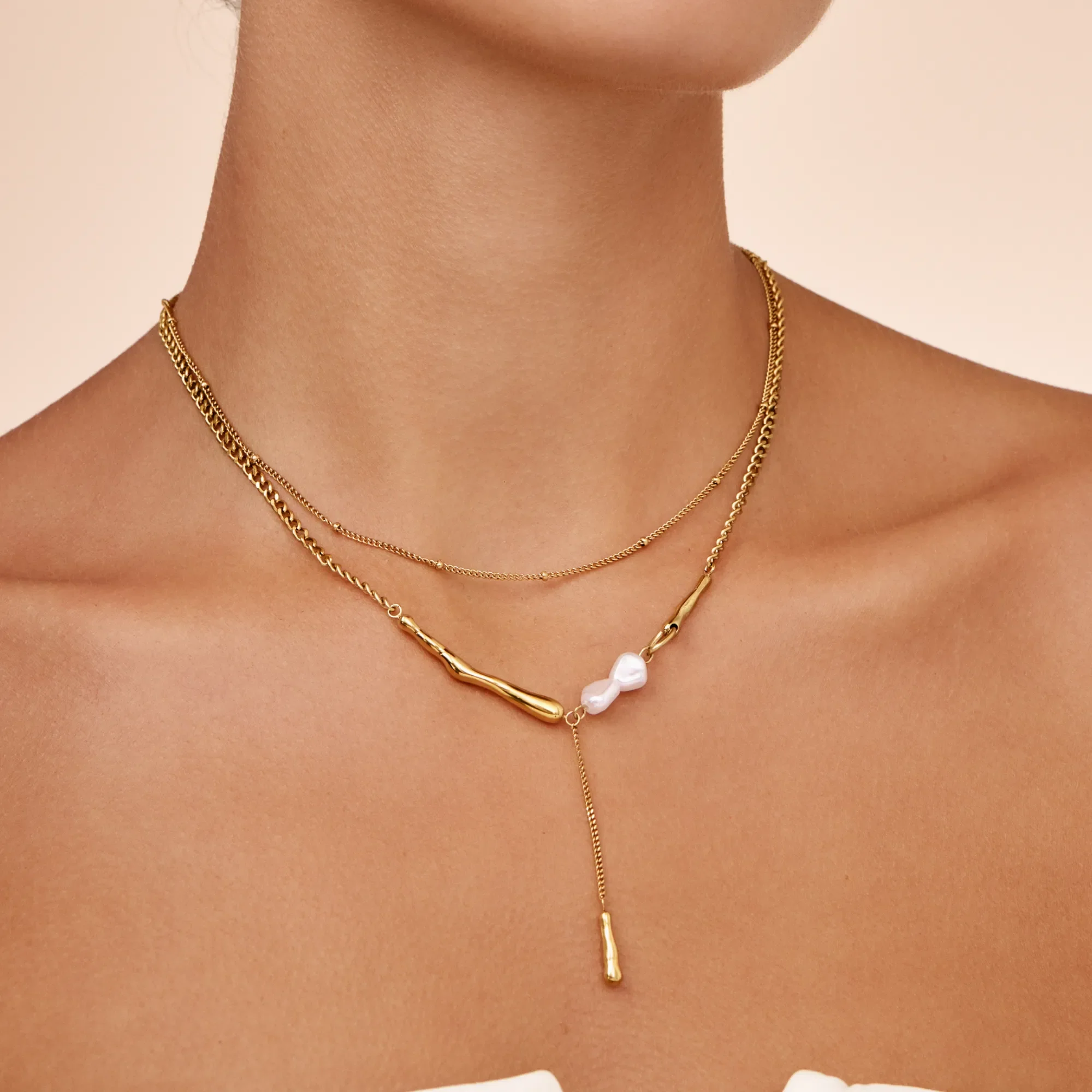 Elara Pearl Bar Necklace - Image 6